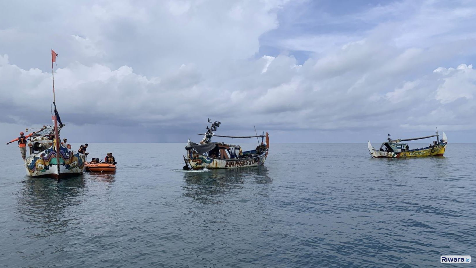SAR gabungan melibatkan para nelayan Jepara mencari seorang nelayan asal Indramayu yang jatuh ke laut